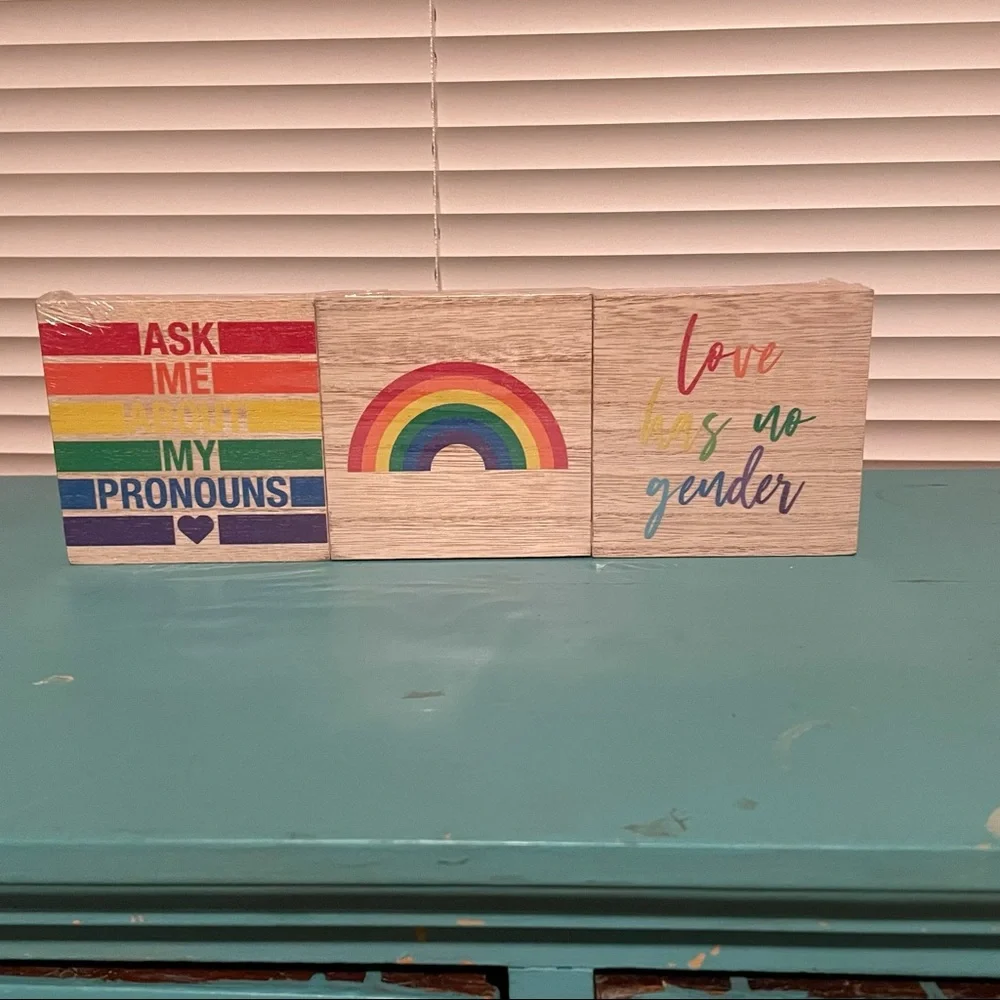 2 PCS 3-count mini sign displays “TAKE PRIDE” “LOVE HAS NO GENDER” logo
